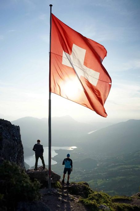 Menschen, die tagsüber in der Nähe von Gebäuden auf der Straße gehen