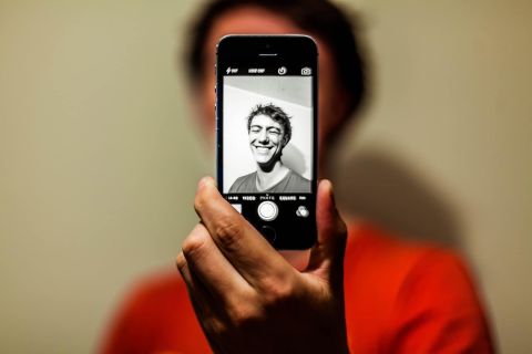 Person hält spacegraues iPhone 5s und macht ein Foto