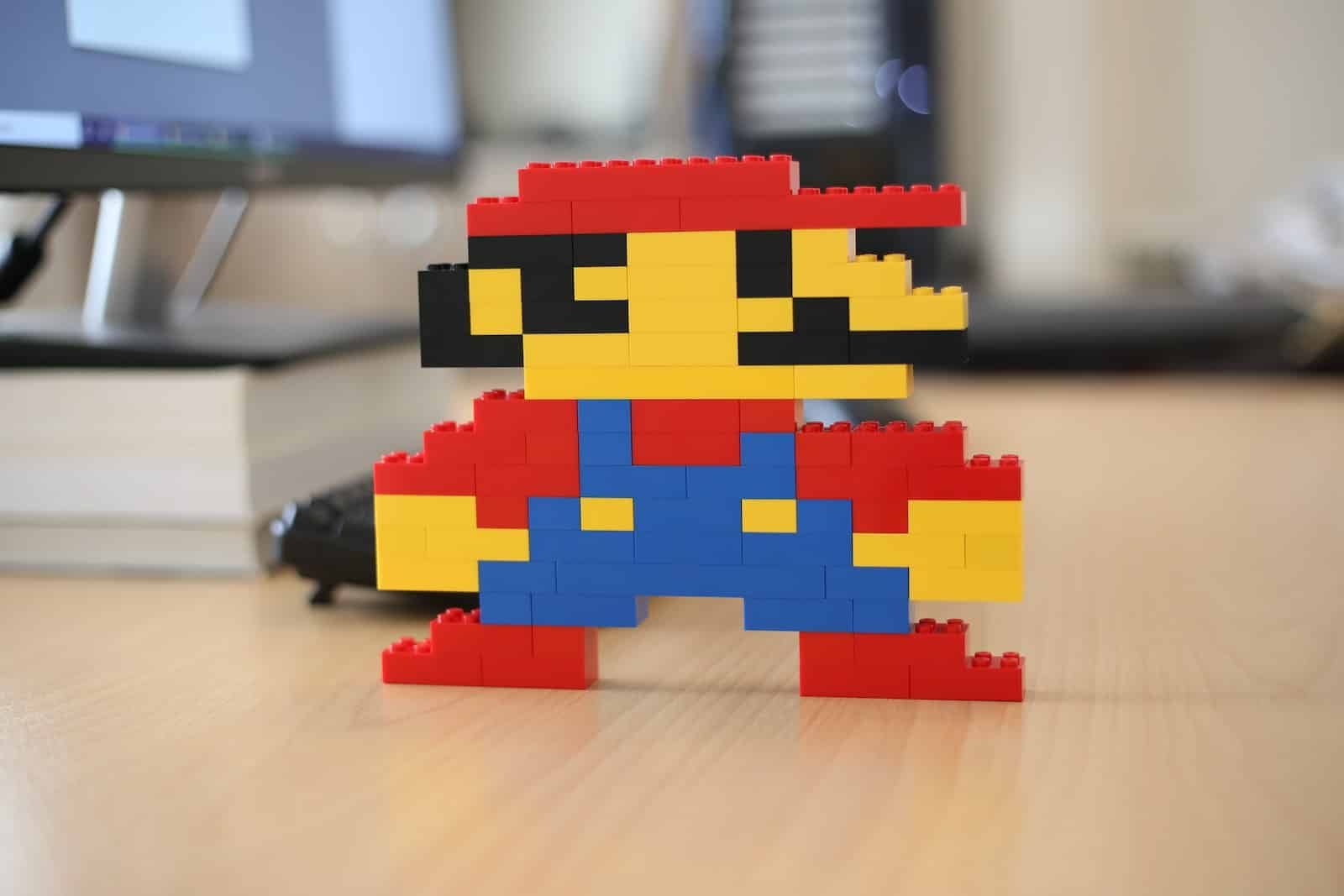 khối Lego màu vàng, đỏ và xanh