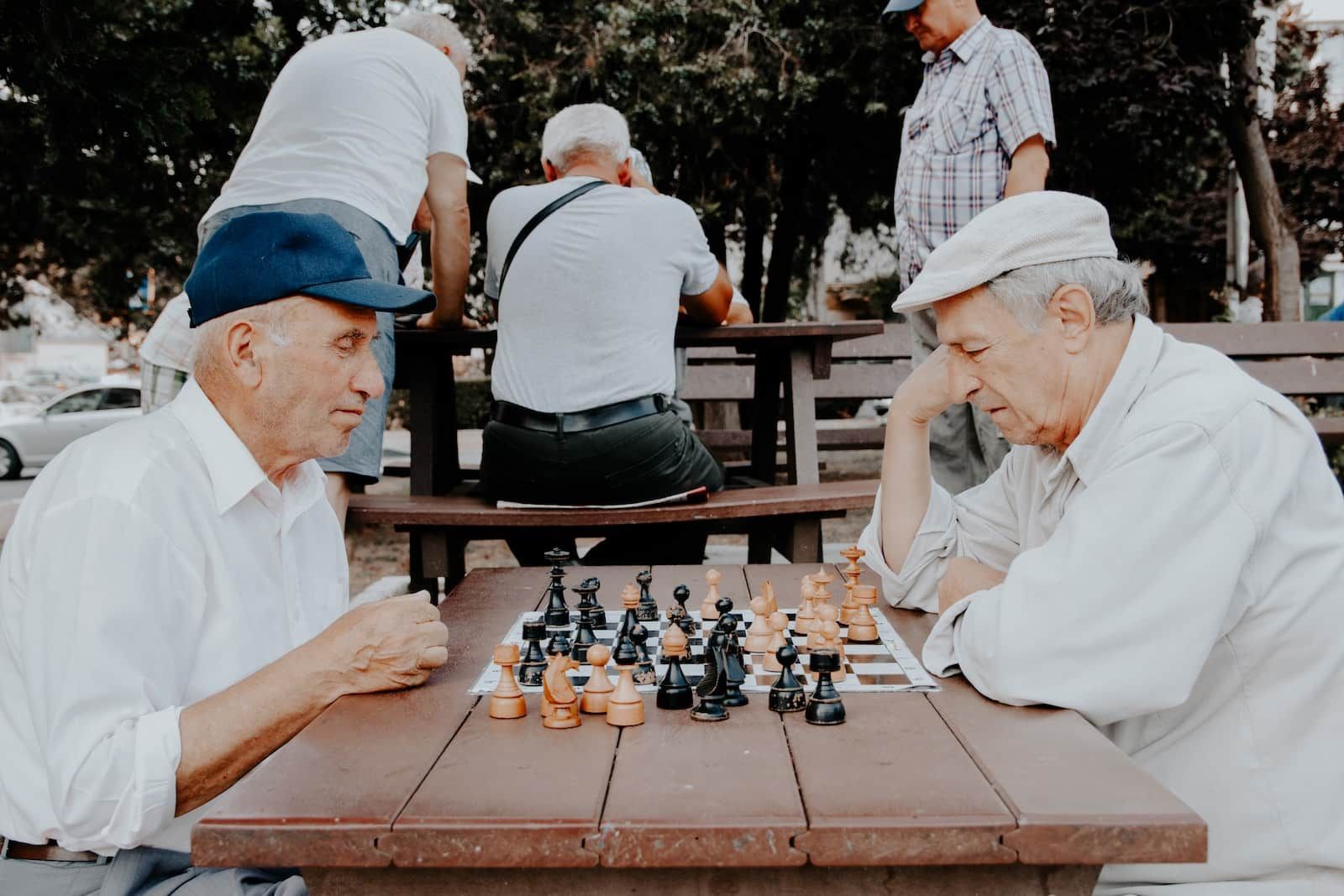 dois homens a jogar xadrez