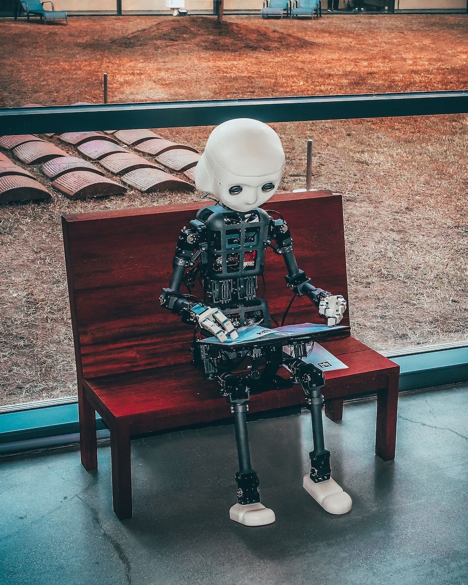 jouet robot noir et blanc sur une table en bois rouge