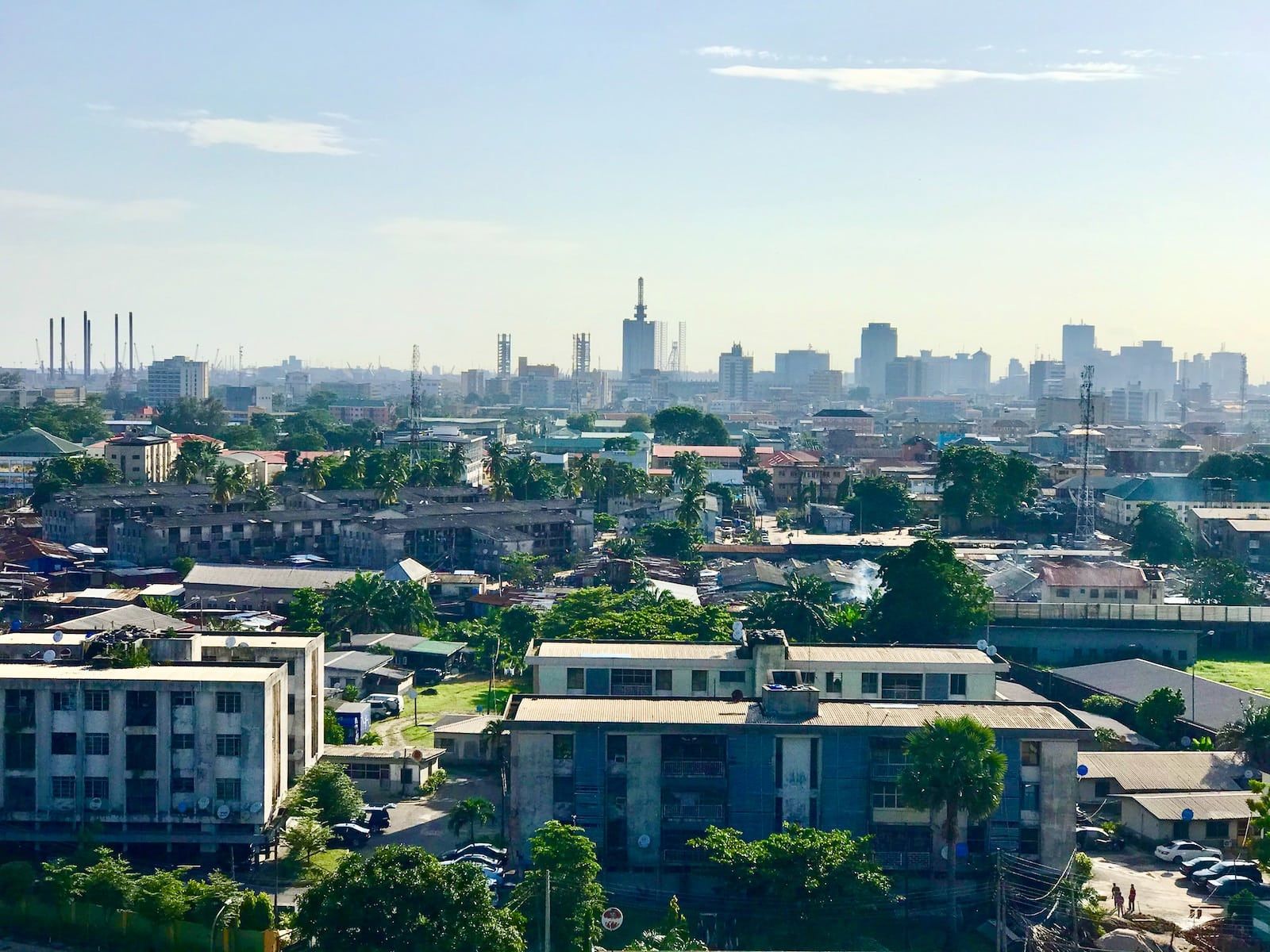 Nhìn từ trên không của các tòa nhà thành phố vào ban ngày