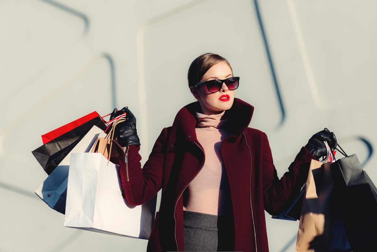 photo d'une femme tenant des sacs en papier blancs et noirs