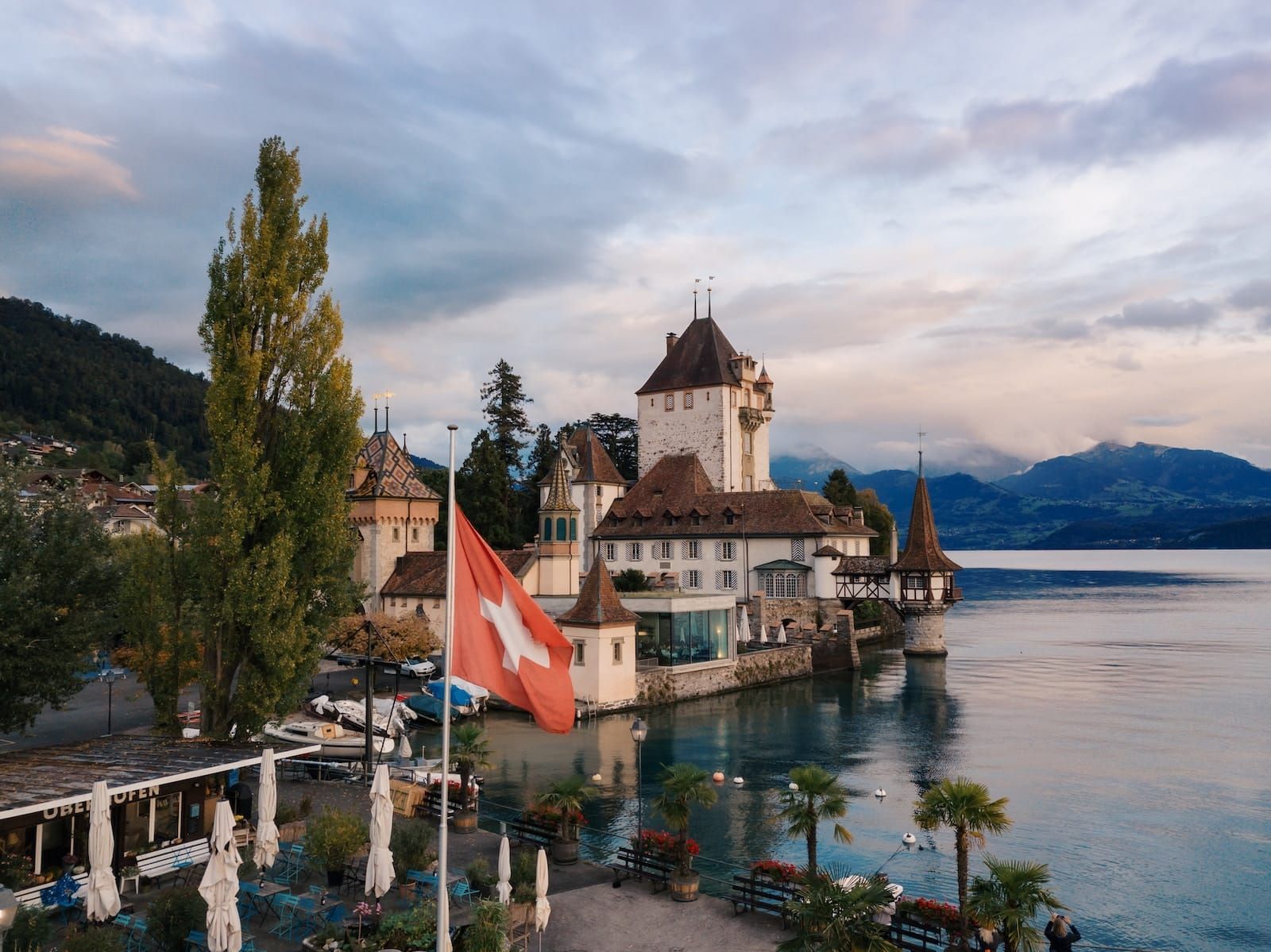 bâtiment blanc et brun au bord d'une étendue d'eau calme