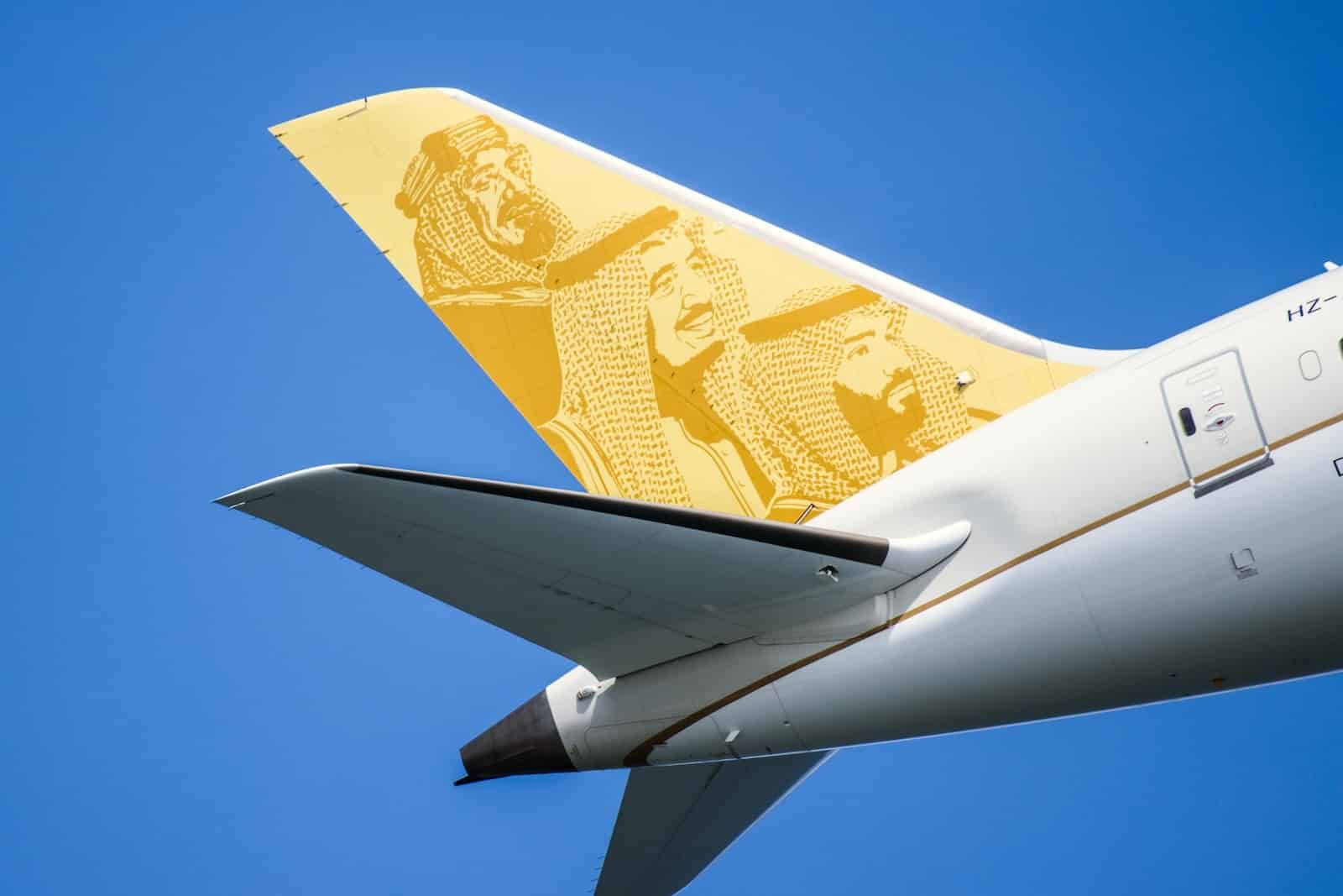 um close-up da extremidade traseira de um avião