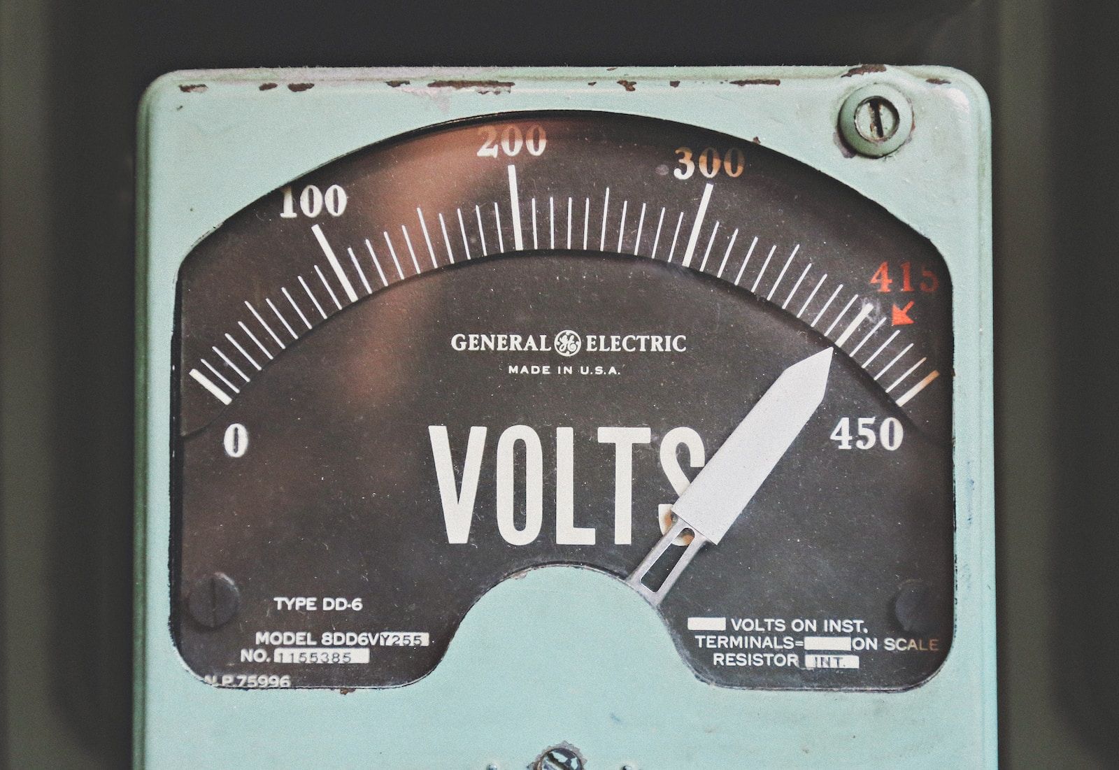 máy đo vôn GE màu xám ở 414