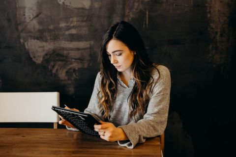 Un homme travaillant à distance signe un contrat sur DocuSign.