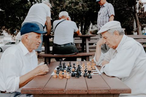 Hai người đàn ông chơi cờ