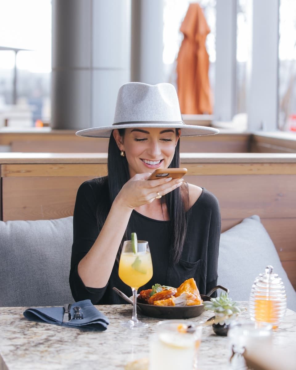 una mujer sentada a la mesa con un plato de comida