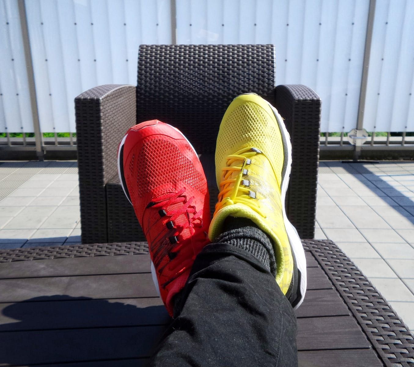 زوج من الأحذية الرياضية باللونين الأحمر والأصفر