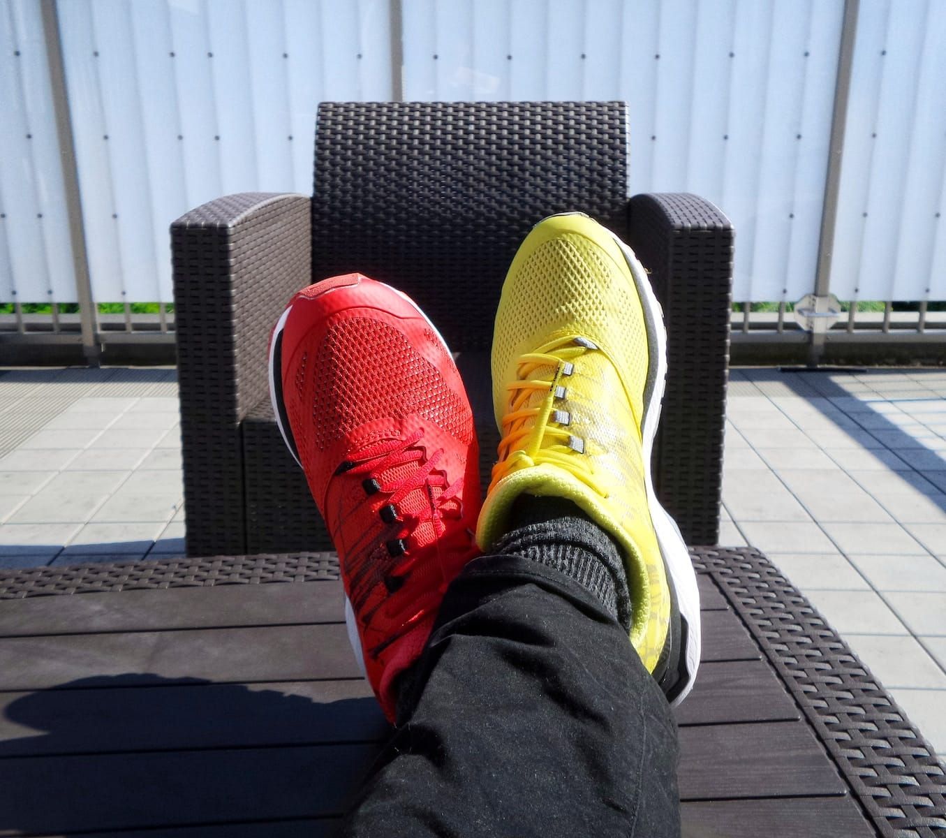 paire de baskets rouge et jaune