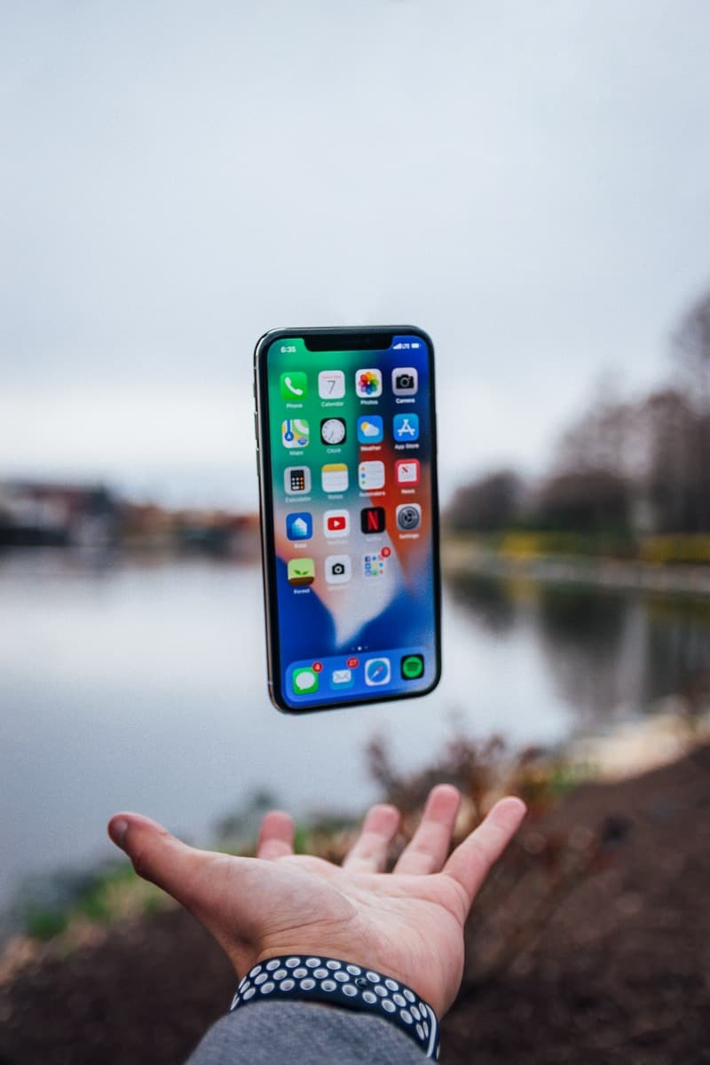 खुली हथेली पर तैरता हुआ चांदी का iPhone X