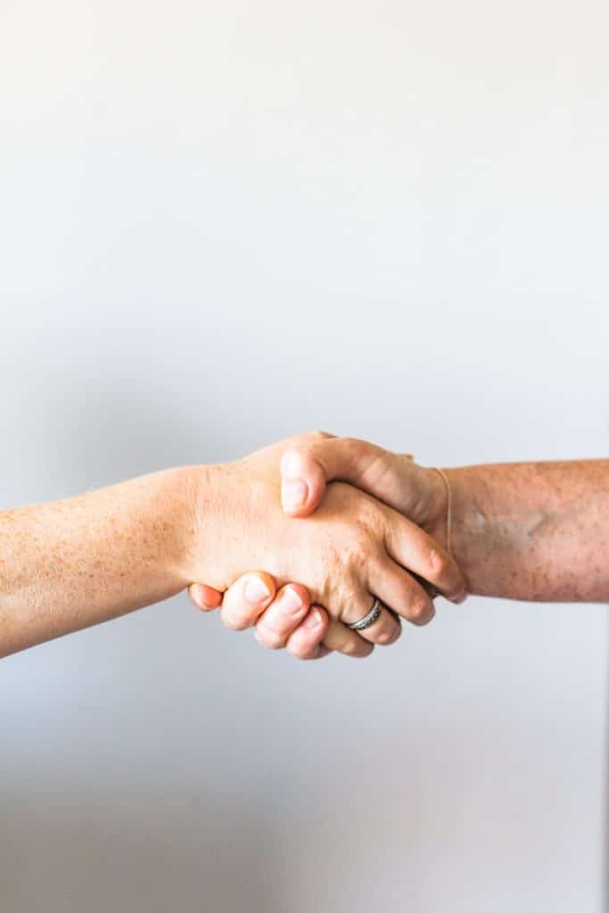 persona que coge de la mano a otra