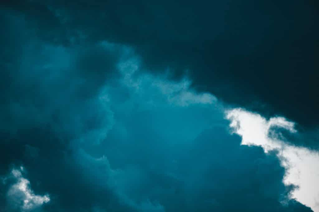 nubes blancas y cielo azul