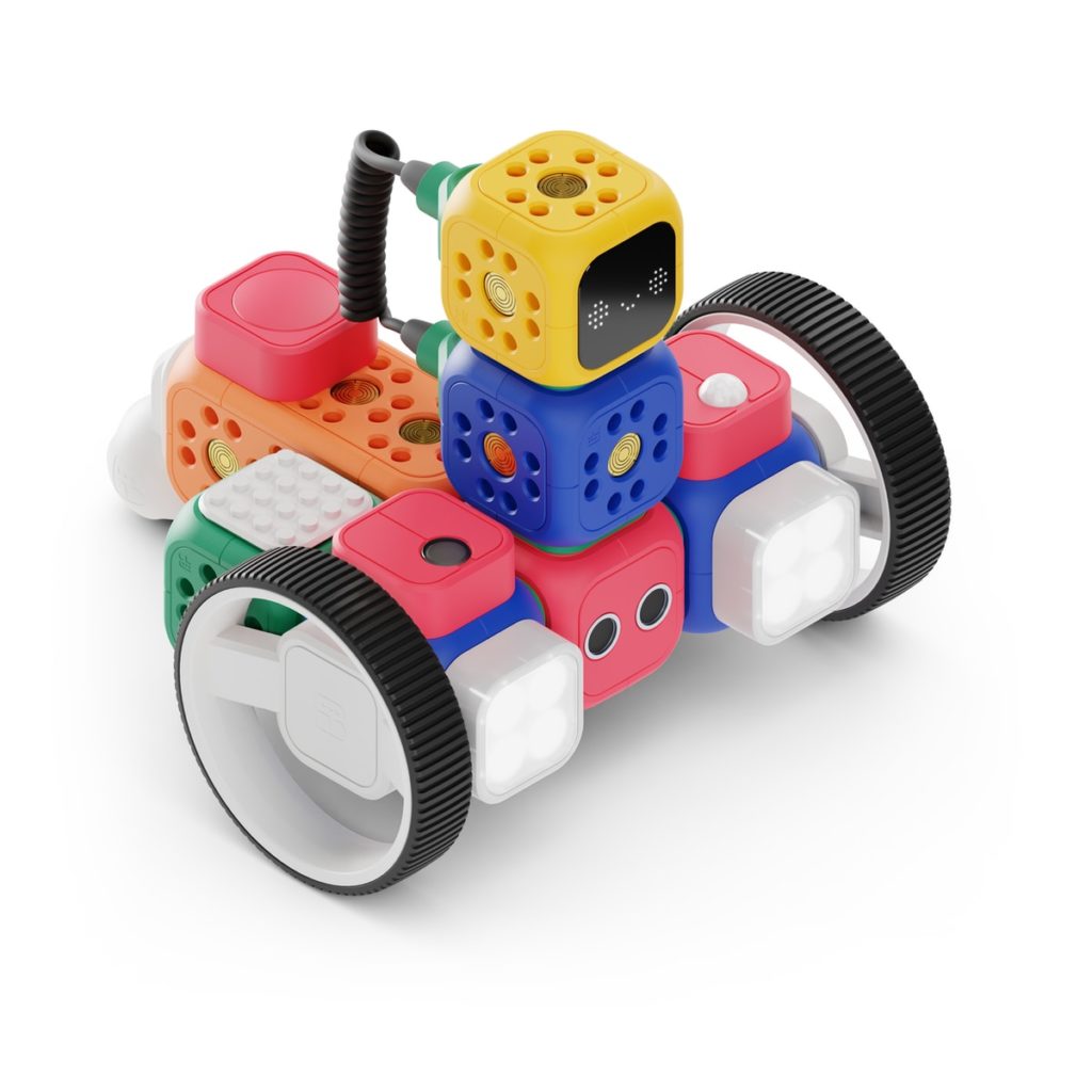 jouet robot bleu et jaune