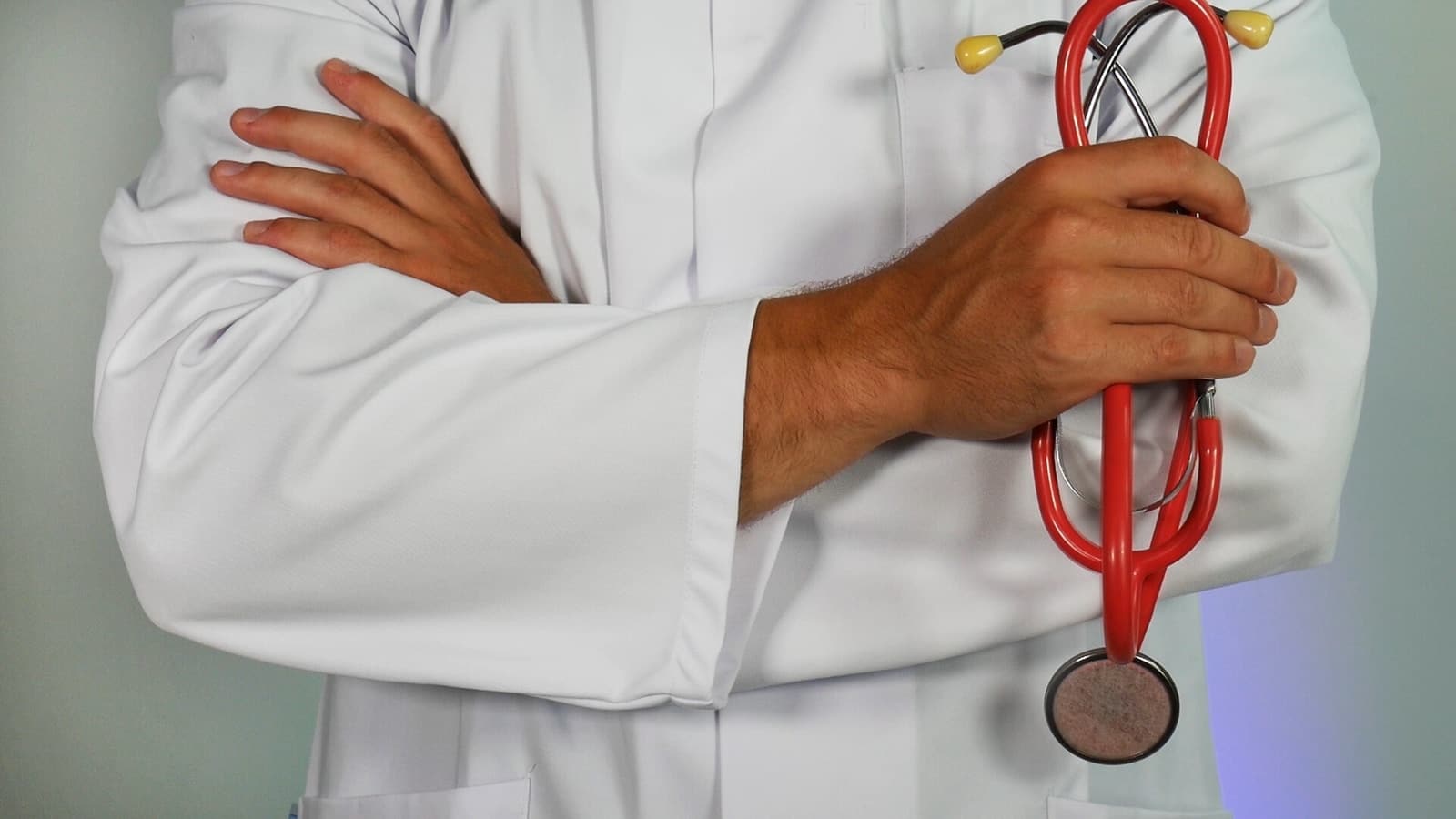 Médico segurando estetoscópio vermelho