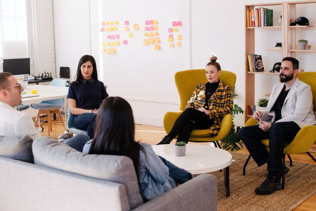 personas sentadas en una mesa en una habitación