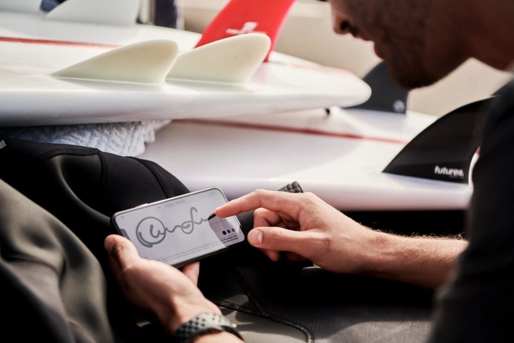 DocuSignで契約書に署名するリモートワークの男性