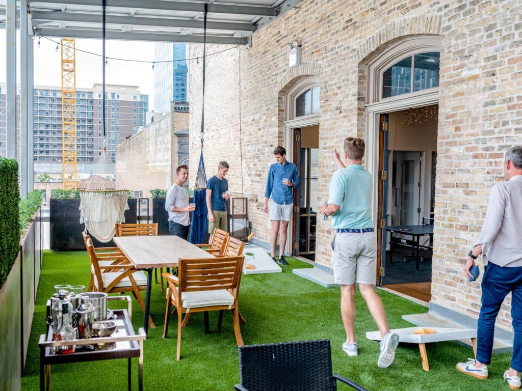 Männer spielen Cornhole-Bretter