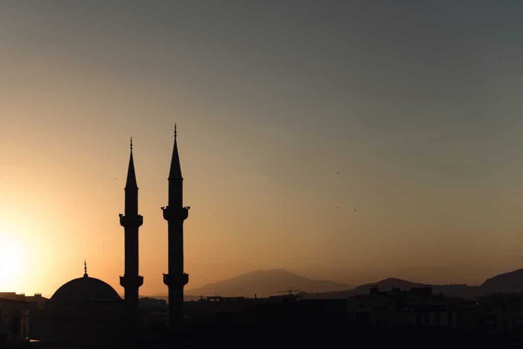 deux minarets de mosquée sous un ciel calme