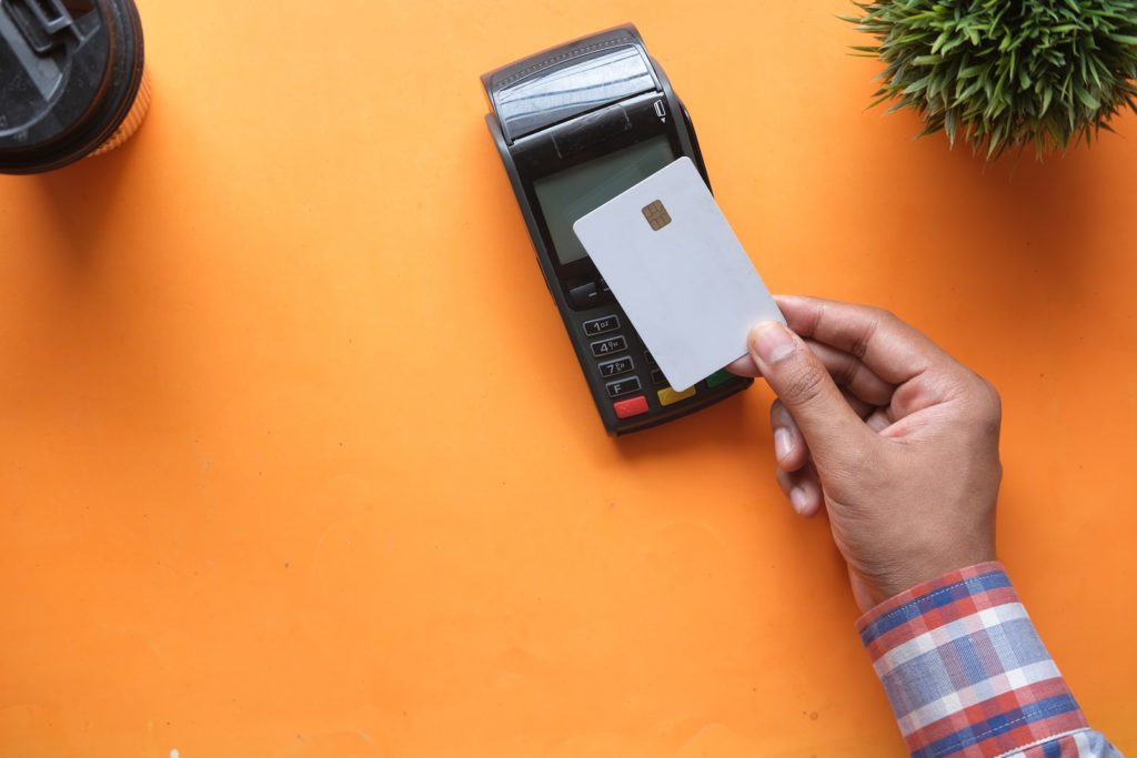 persona con un dispositivo electrónico en blanco y negro