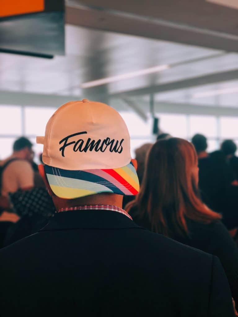 hombre con gorra multicolor de Famosa