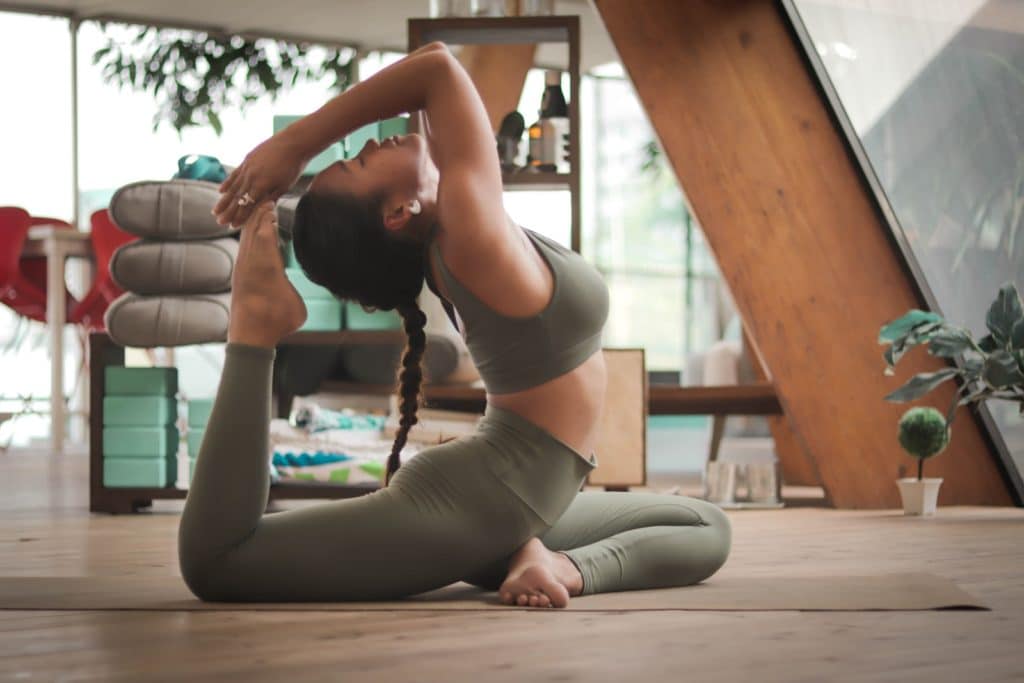 mujer haciendo yoga