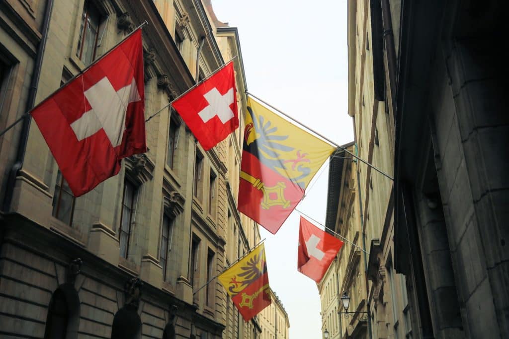 rot-weiß-gelbe Flaggen am Fahnenmast