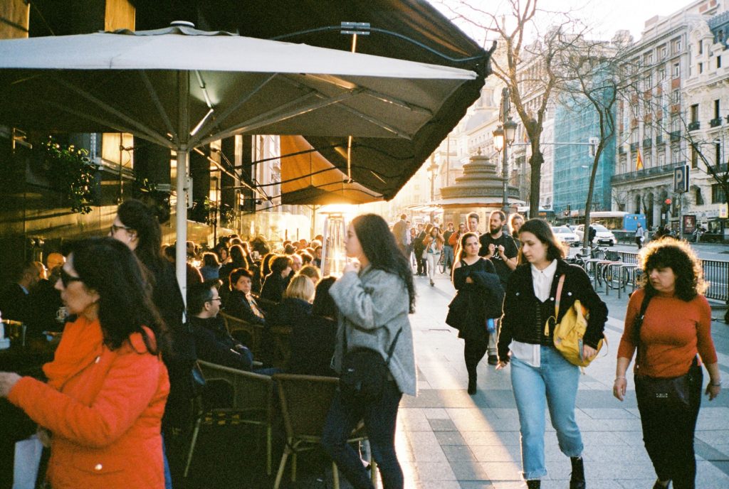 personnes marchant sur le trottoir pendant la journée