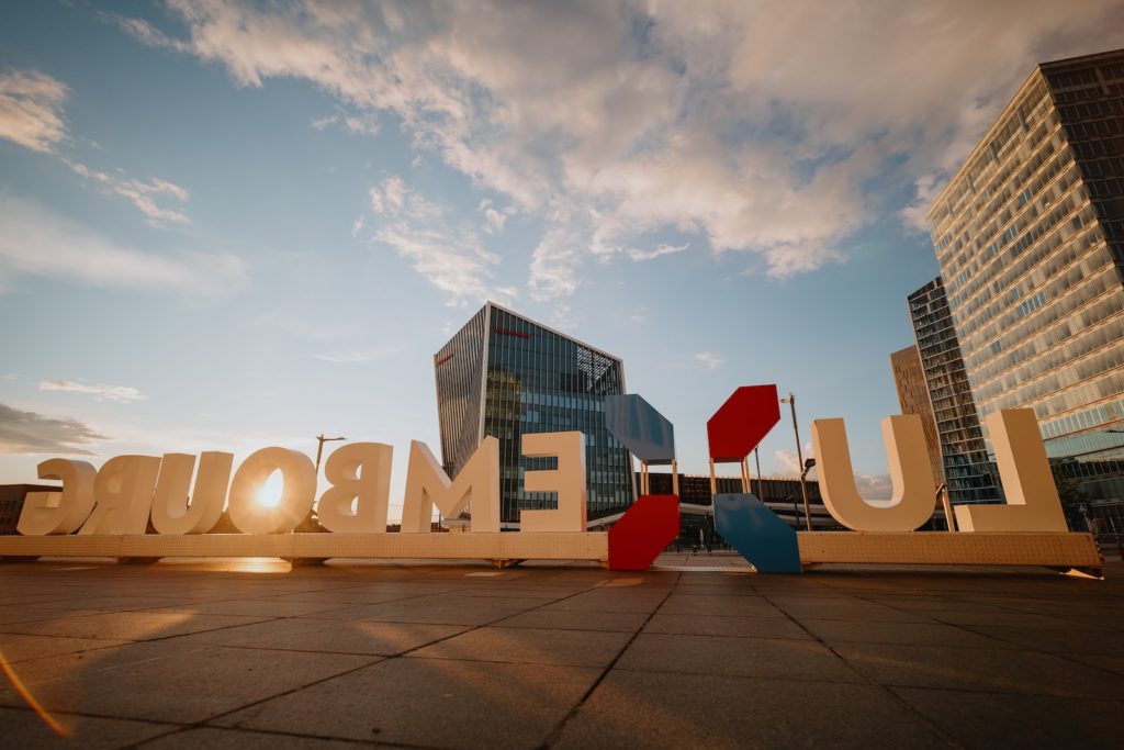 weißes und blaues Gebäude unter weißen Wolken bei Tag