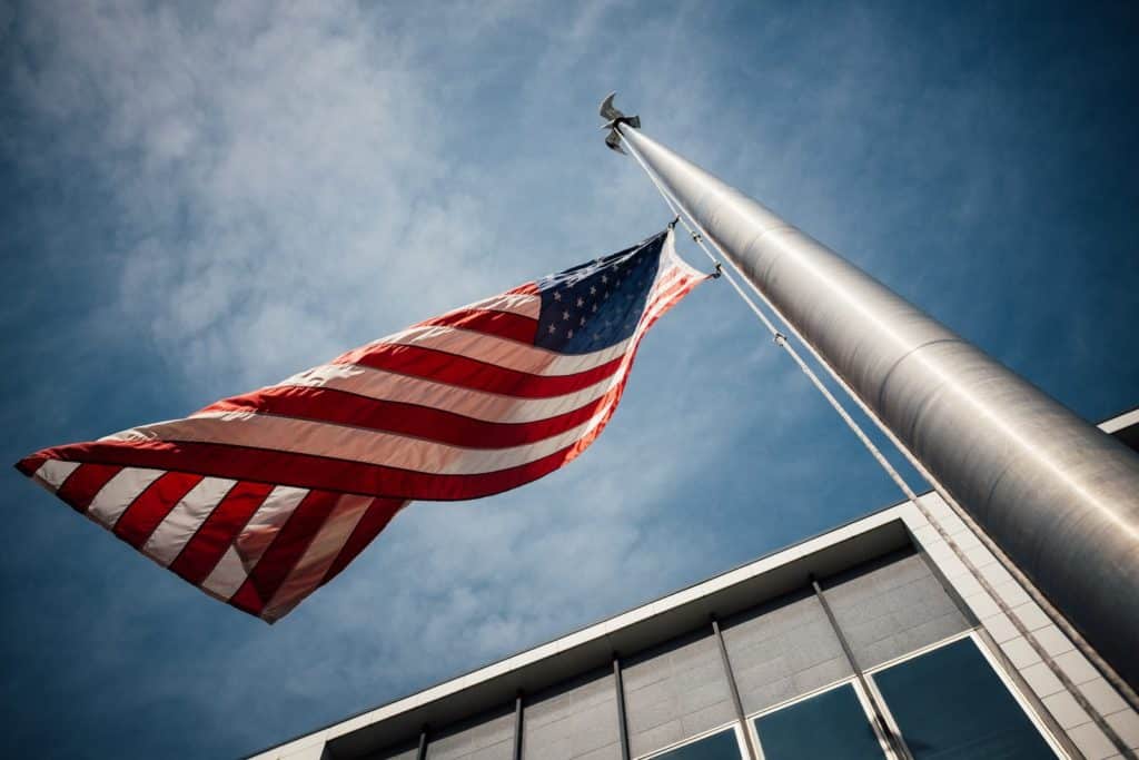 Foto der US-Flagge auf einem grauen Mast aus geringer Entfernung