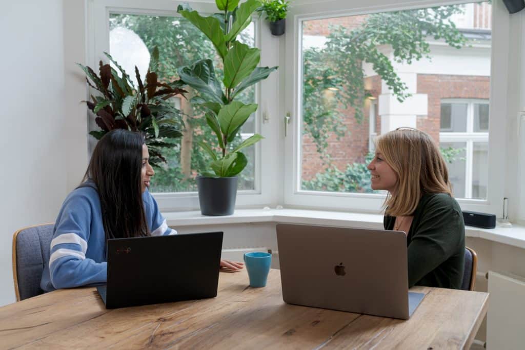 mulher de camisa preta a utilizar o macbook