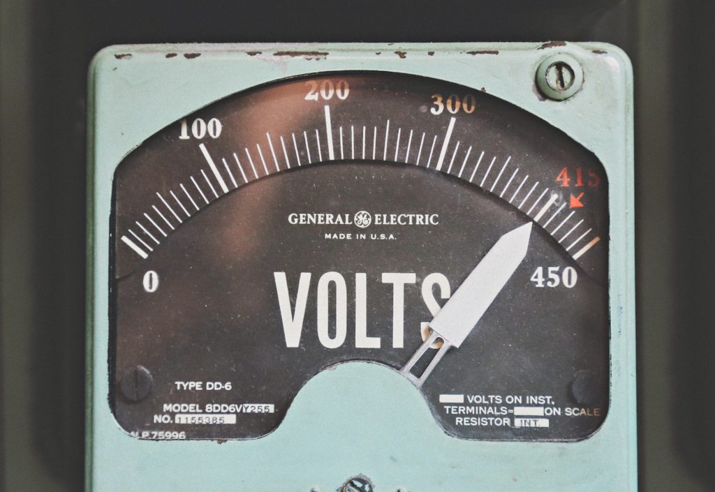 compteur de volts GE gris au 414