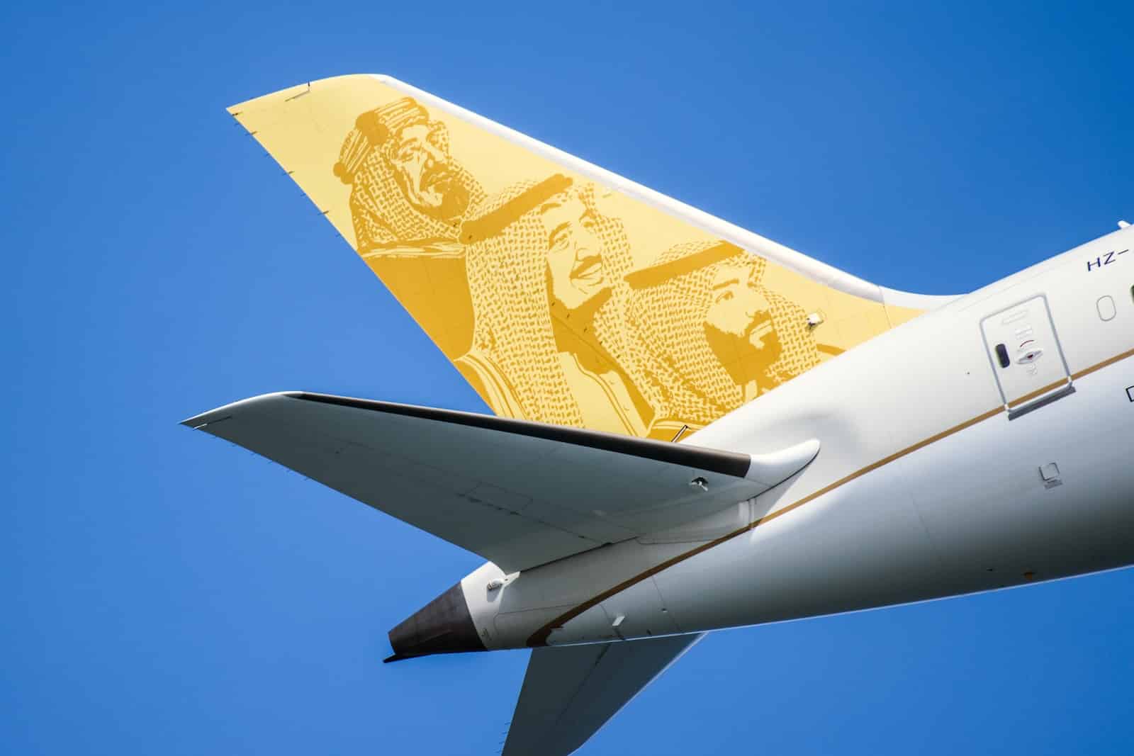 飛行機の尾翼のクローズアップ